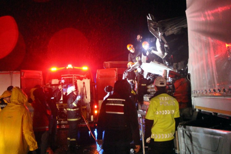 Kazada sıkışan TIR şof&ouml;r&uuml;, 2 saatte kurtarıldı
