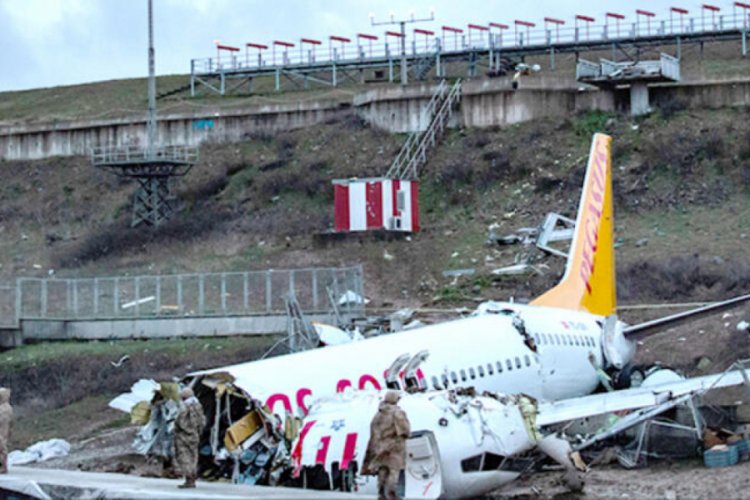 Pistten &ccedil;ıkan u&ccedil;ağın enkazı g&uuml;n&uuml;n ilk ışıklarıyla g&ouml;r&uuml;nt&uuml;lendi