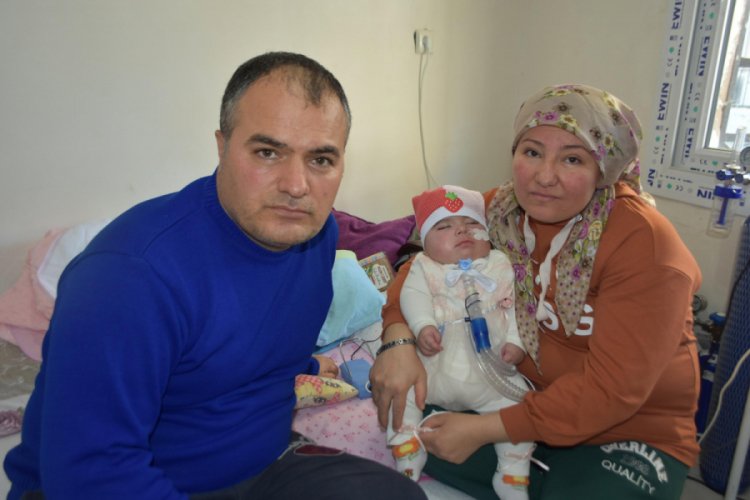 9 aylık bebeklerini yaşatmaya &ccedil;alışıyorlar
