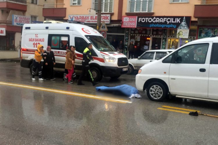 Yolun karşısına ge&ccedil;meye &ccedil;alışan yayaya &ccedil;arpıp ka&ccedil;tı!
