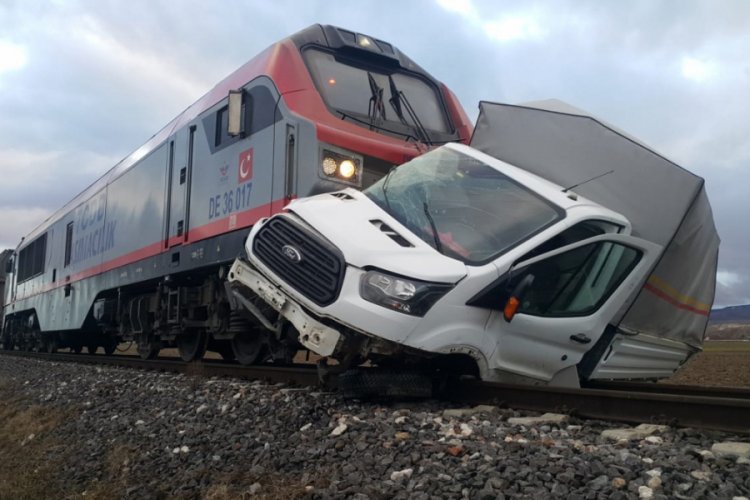 Hemzemin ge&ccedil;ide bariyeri kırarak giren kamyonete tren &ccedil;arptı