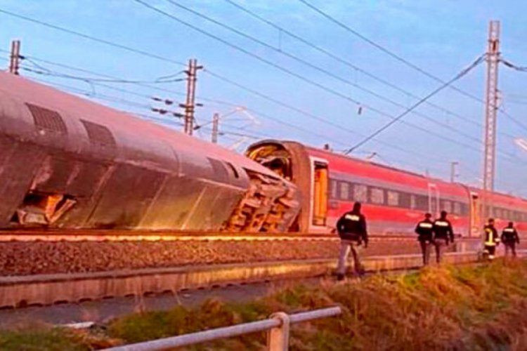 İtalya'da hızlı tren raydan &ccedil;ıktı