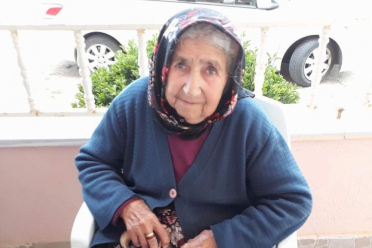 Evindeki yangında dumandan etkilenen yaşlı kadın kurtarılamadı