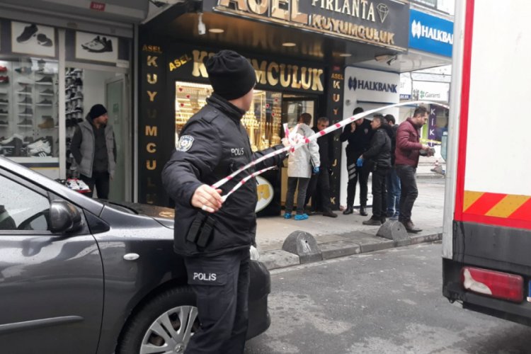 Soyguncu dehşeti! Kuyumcuyu bı&ccedil;aklayarak ka&ccedil;tı