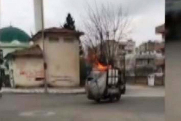 Topladığı atıklar seyir halinde alev aldı
