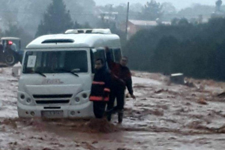 Mersin'de selde mahsur kalan &ouml;ğrenciler kurtarıldı