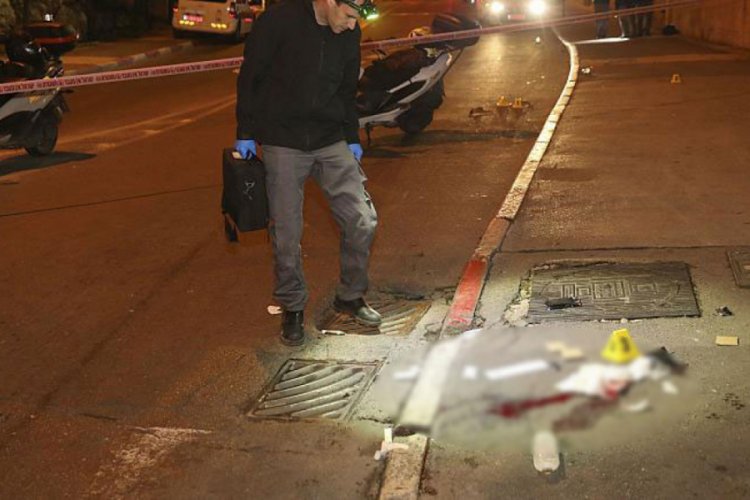 &Uuml;zerlerine araba s&uuml;r&uuml;len 12 İsrail askeri yaralandı
