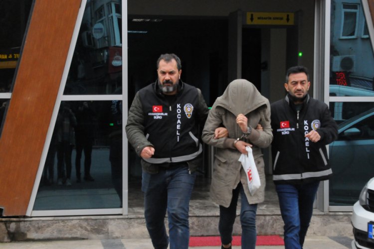 Babasını &ouml;ld&uuml;ren cezaevi firarisi, alışveriş yaparken yakalandı