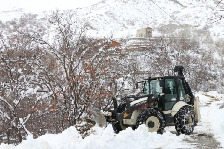 Erzincan'da kar ve tipiden 92 k&ouml;y yolu kapandı