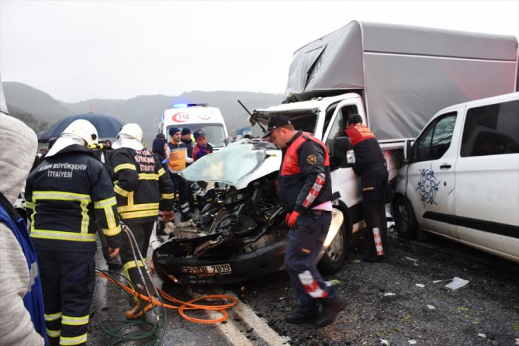 Zincirleme trafik kazası: 1 &ouml;l&uuml;, 7 yaralı