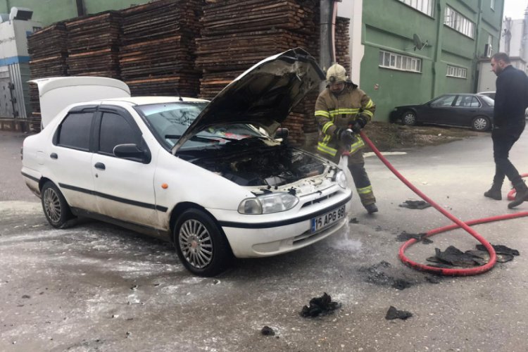 Bursa İneg&ouml;l'de seyir halindeki otomobilde yangın