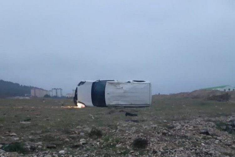 Hafif ticari ara&ccedil; tarlaya yuvarlandı