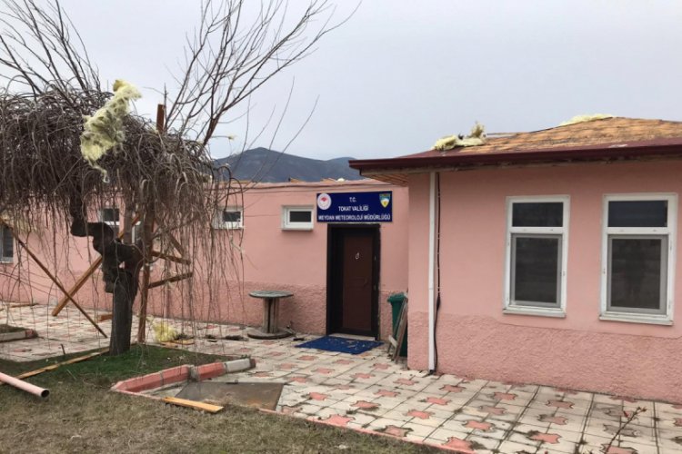 Fırtına meteoroloji binasının &ccedil;atısını u&ccedil;urdu