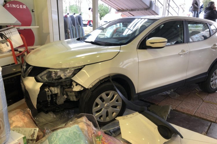 Gaz ile freni karıştıran s&uuml;r&uuml;c&uuml; d&uuml;kkana daldı!