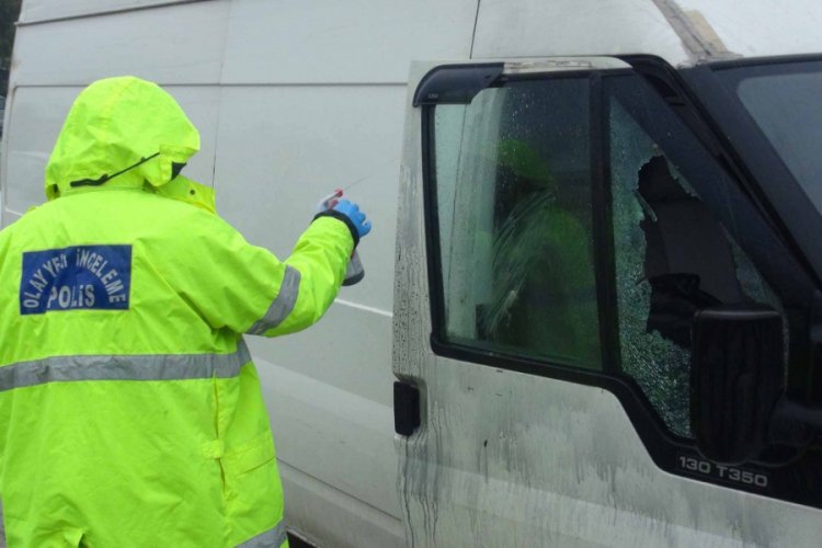 Park halindeki minib&uuml;s&uuml;n camını kırıp paraları &ccedil;aldılar
