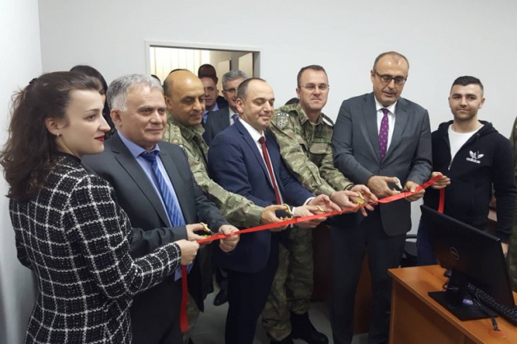 T&uuml;rk askerinden Kosova'da Prizren &Uuml;niversitesi'ne yardım