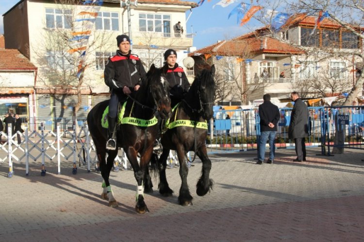 Ankara Emniyeti'nde g&ouml;revli atlı polisler dikkat &ccedil;ekiyor