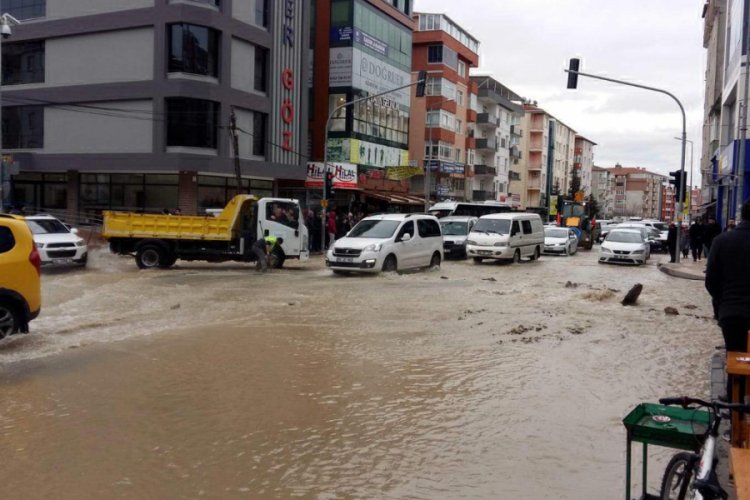 Su borusu patladı, cadde g&ouml;le d&ouml;nd&uuml;