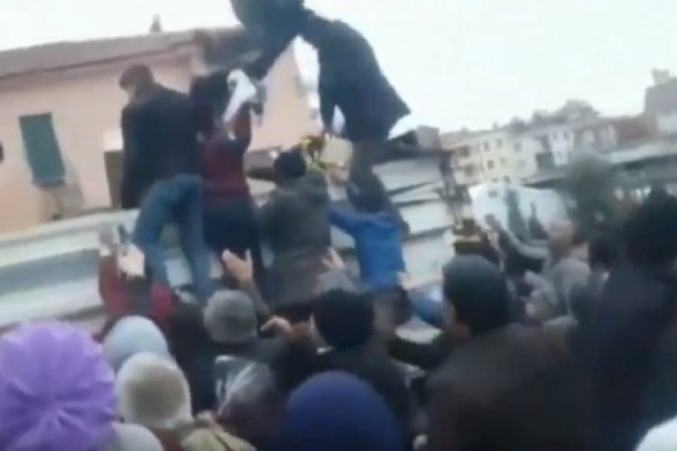 Depremzedelere yardım kolileri fırlatılarak dağıtıldı