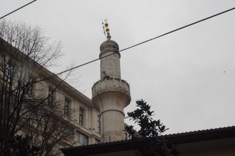 Cami minaresinin sallanan alemi zabıta ekiplerini harekete ge&ccedil;irdi