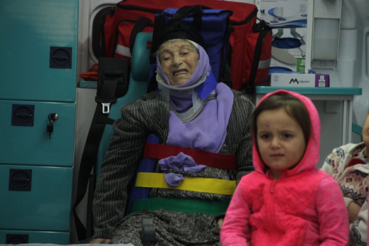 5 kişilik araca 9 kişi bindiler, kaza yaptılar