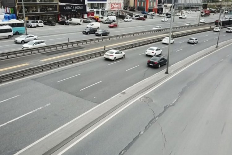 E-5 Karayolu'nda &ccedil;atlaklar oluştu