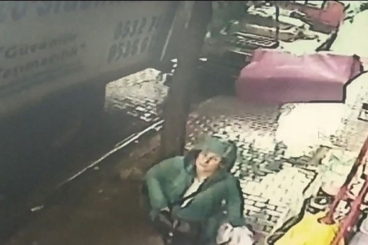 Nakliye asans&ouml;r&uuml;nden d&uuml;şen eşyaların altından kalmaktan son anda kurtuldu