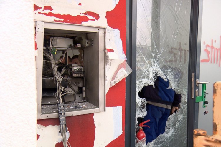 &Ouml;nce ATM'yi hava u&ccedil;urup, sonra paraları &ccedil;aldılar