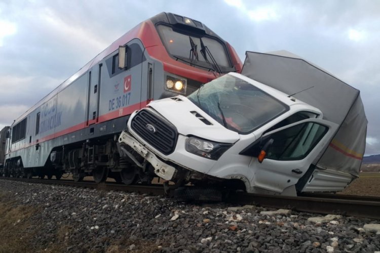 Y&uuml;k treni ekmek kamyonetini metrelerce s&uuml;r&uuml;kledi