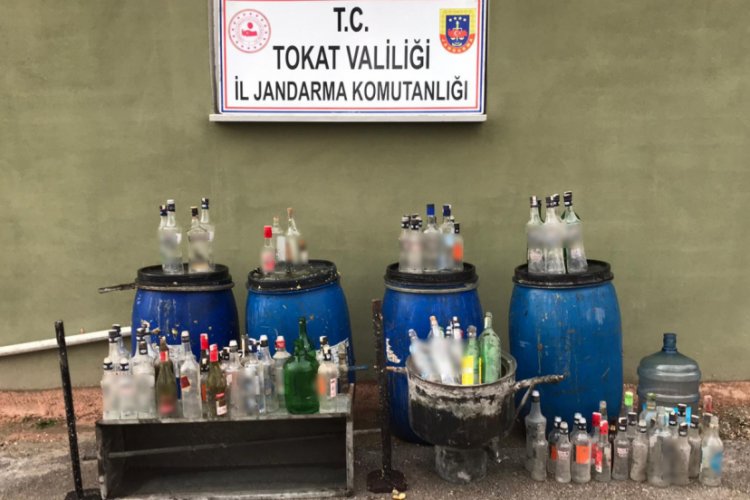 825 litre sahte i&ccedil;kiyi satamadan yakalandı