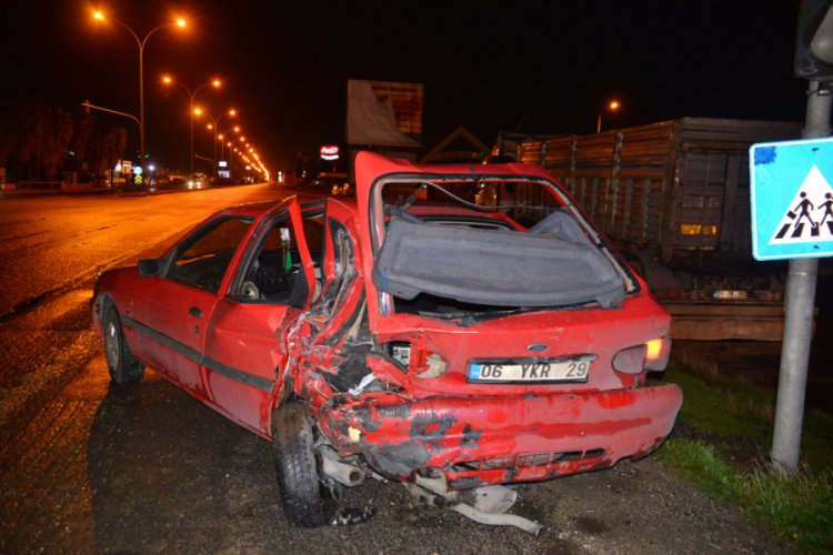 TIR, kırmızı ışıkta bekleyen otomobillere &ccedil;arptı: 5 yaralı