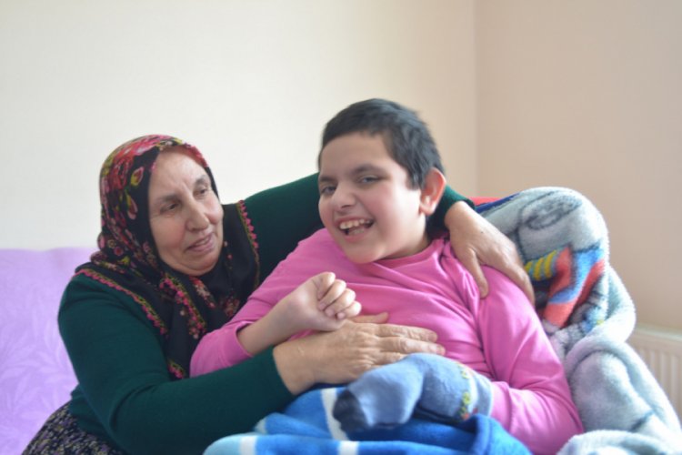 Anne ve babasının terk ettiği engelli torununa g&ouml;z&uuml; gibi bakıyor