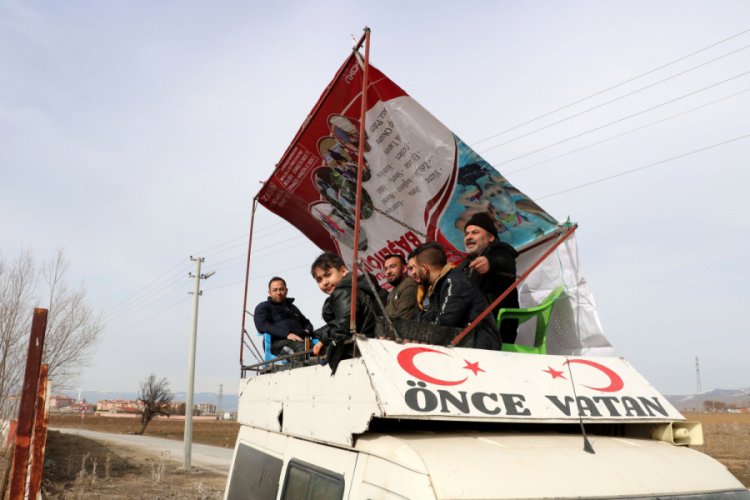 Takımının ma&ccedil;larını minib&uuml;s &uuml;zerindeki seyyar trib&uuml;nde mangal yaparak izliyor