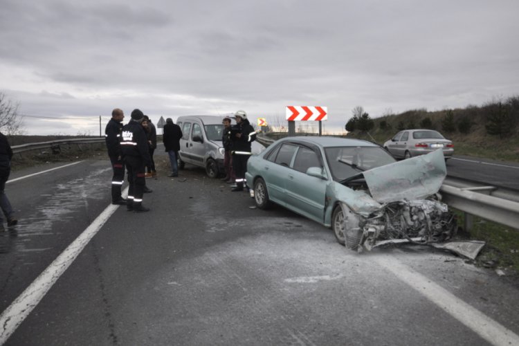 Kontrolden &ccedil;ıkan otomobil orta ref&uuml;je &ccedil;arptı