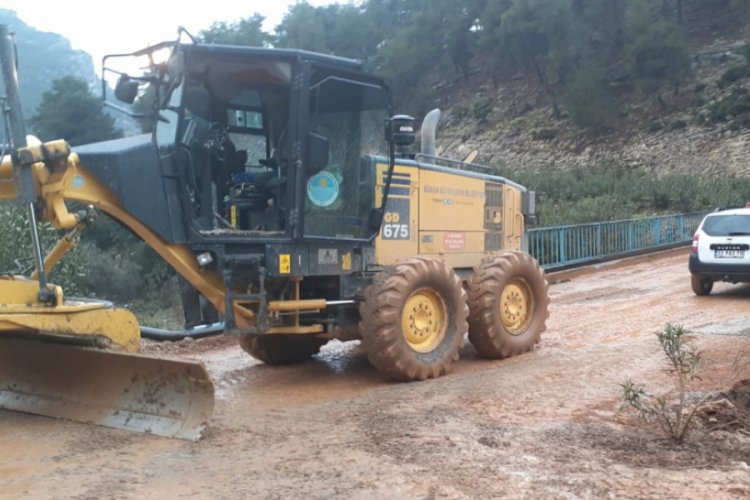 Sel sularında mahsur kalan 14 kişi kurtarıldı