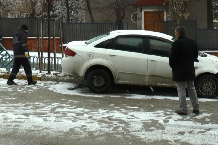 Buzlu zeminde kayan otomobil ref&uuml;je &ccedil;ıktı