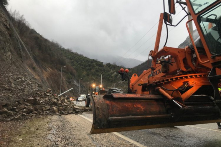 Karab&uuml;k-Zonguldak yolunda heyelan