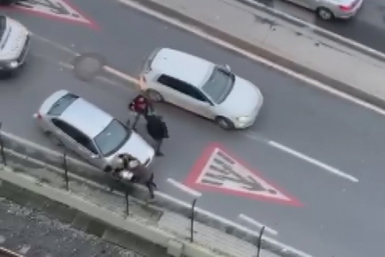 Trafikteki yumruk yumruğa kavga