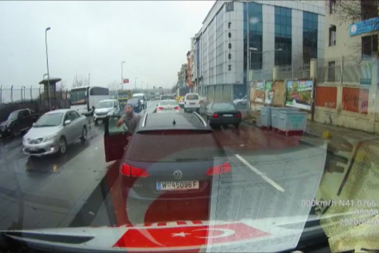 Hasta almaya giden ambulanstakilere saldırı girişimi