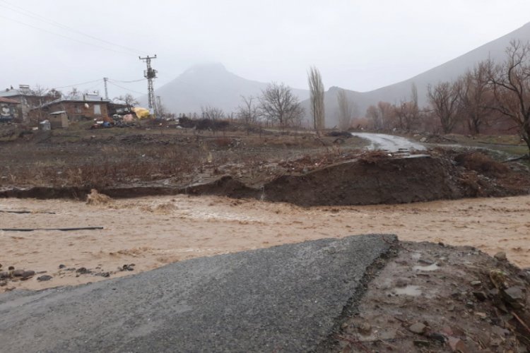 Pozantı'da sel nedeniyle yol &ccedil;&ouml;kt&uuml;