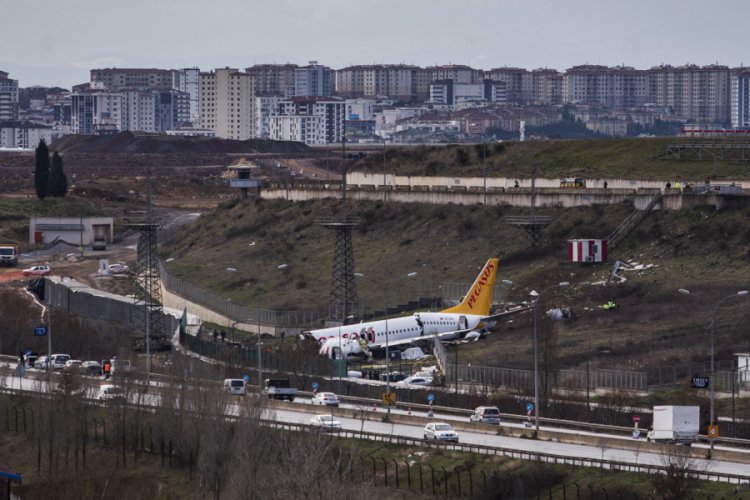 Pistten &ccedil;ıkan u&ccedil;ağın enkazının kaldırılması bekleniyor