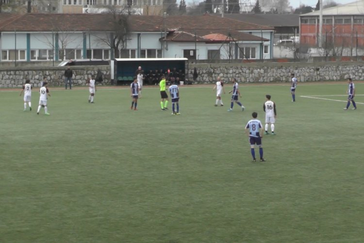 Hakeme yumruk atan futbolcuya 13 ma&ccedil; ceza