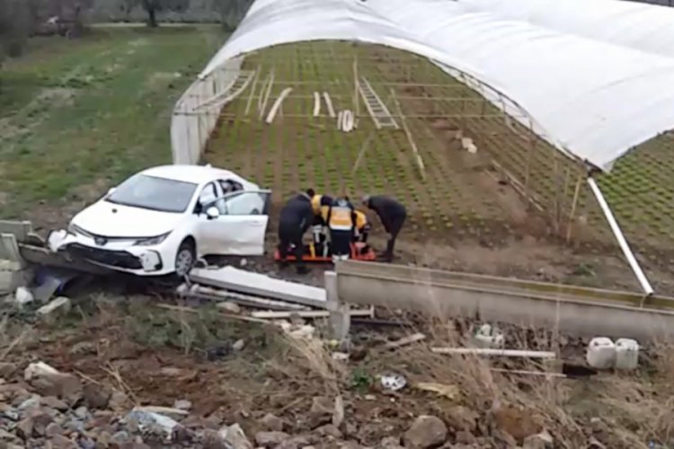 Bursa'da kadın s&uuml;r&uuml;c&uuml; su kanaletlerine &ccedil;arpıp yaralandı