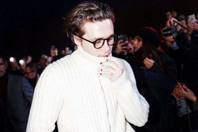 Brooklyn Beckham da erkeklerde ojeli tırnak akımına uydu
