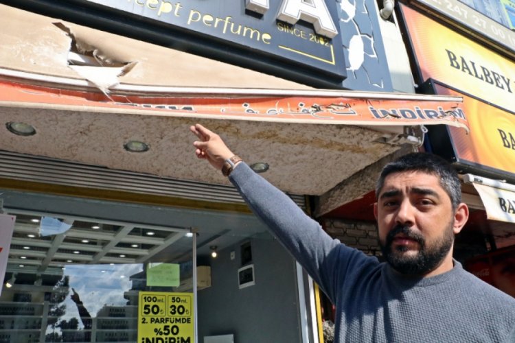 Beton par&ccedil;anın altında kalmaktan saniyelerle kurtuldu