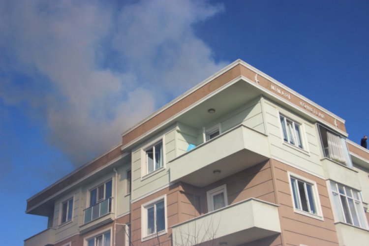 4 katlı apartmanda yangın; 10 kişi kurtarıldı