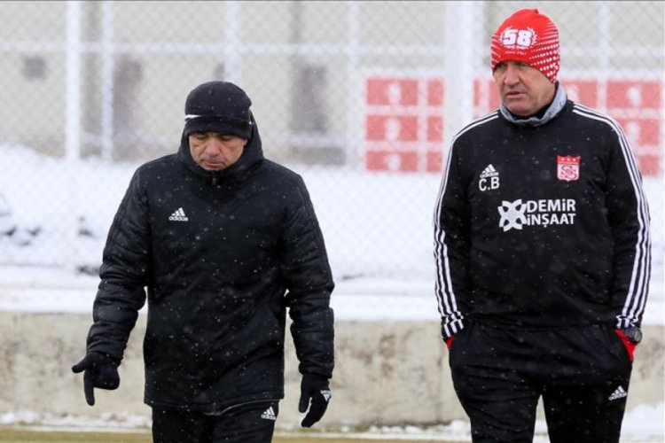 Sivasspor Teknik Direkt&ouml;r&uuml; Rıza &Ccedil;alımbay'dan ma&ccedil; saati tepkisi