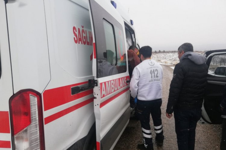 Kardan kapanan yolu a&ccedil;ıp yaşlı kadını hastaneye yetiştirdiler