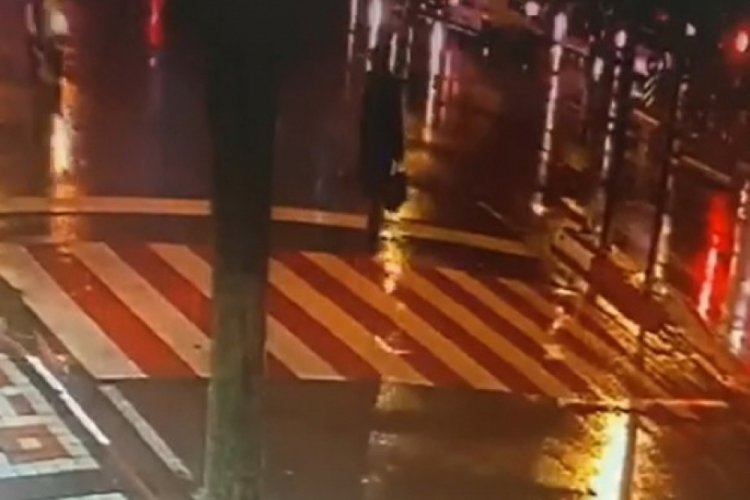 Bursa'da yaya ge&ccedil;idindeki kadına elektrikli bisikletin &ccedil;arptığı kaza kamerada