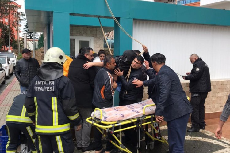 Bacağına demir korkuluk saplandı